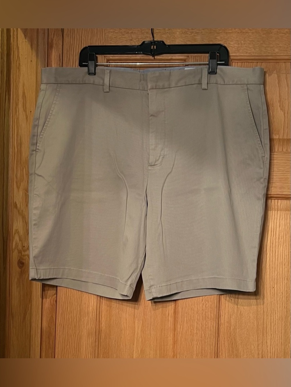 NWT Vineyard Vines by shep & Ian 9” Commodore Stretch Khaki Shorts. Size 40